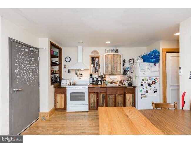 Building Photo - 206 E Girard Ave