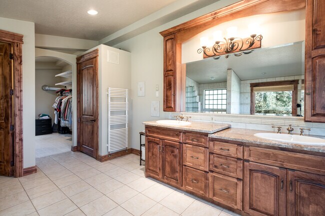 Building Photo - 595 S Foothill Dr