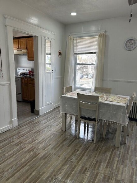 Building Photo - 214 Oak St