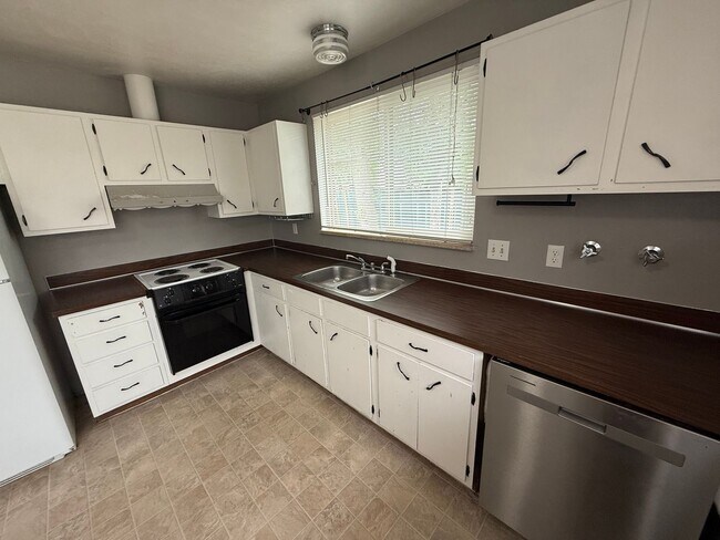 Building Photo - 640 S 40th St