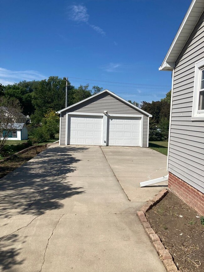 Building Photo - PRICE REDUCED! 2 Bedroom, 1 bath located i...