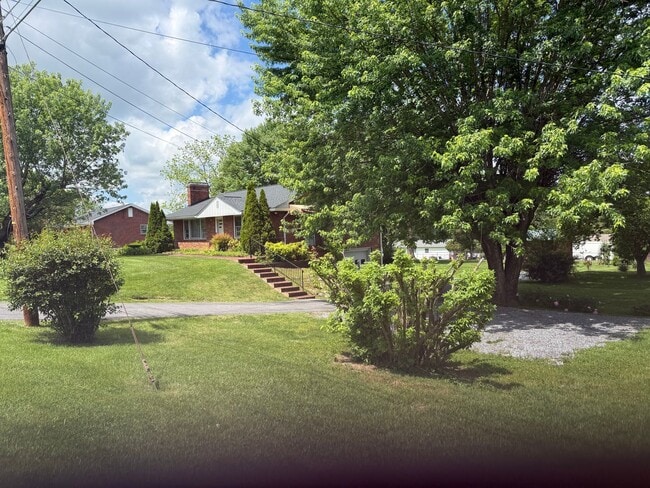 Building Photo - Beautiful 3 bedroom- North Johnson City & Town Acres school district!
