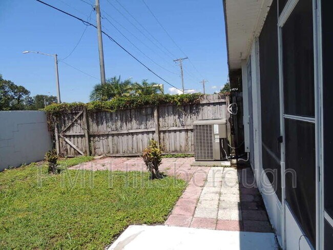 Building Photo - 944 Burlwood St