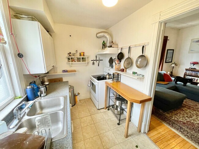 Building Photo - 3 Bedroom Apartment Superior Location South End of Burlington VT Available between 6/5-6/15