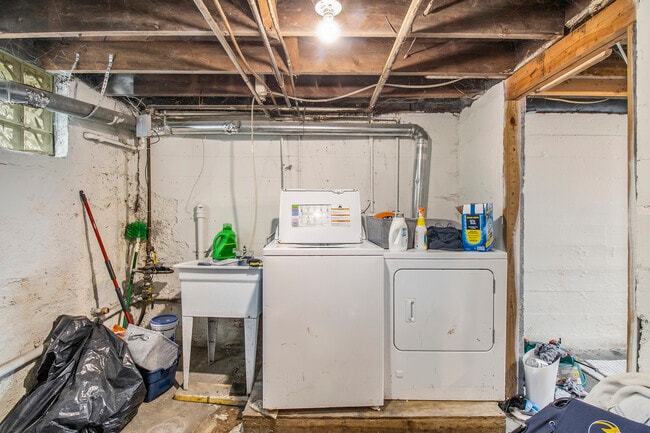 Building Photo - 852 Brookwood-