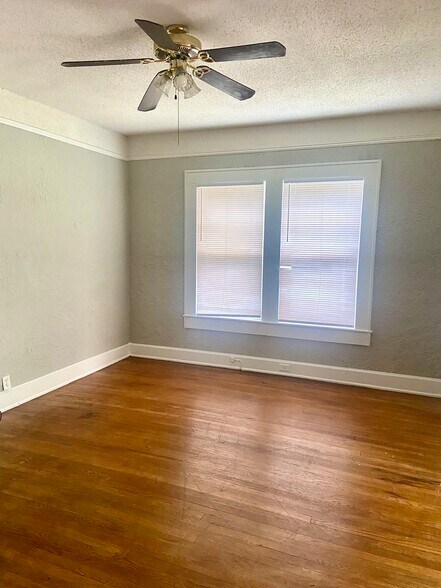 Building Photo - 420 10th Ave S