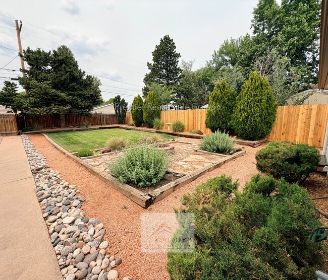 Building Photo - 2140 Robin Dr