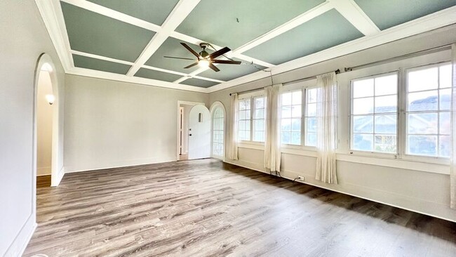 Building Photo - 2504 Rainbow Dr