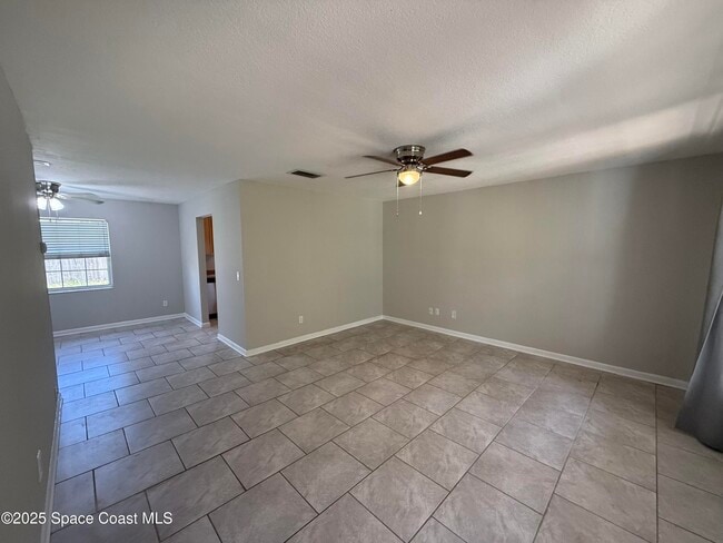 Building Photo - 988 Nicklaus Dr