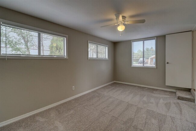 Building Photo - Price reduced. College students welcome in this 4 bedroom home!