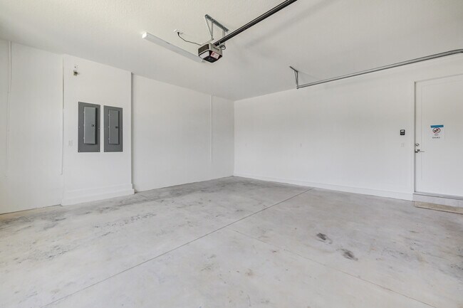 Building Photo - 9451 Riverside Pk Dr