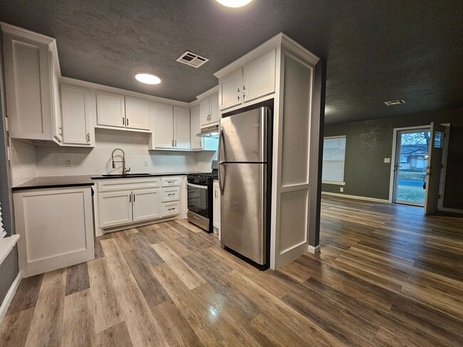 Building Photo - Updated (2) Bed/(1) Bath in Core Norman! Video Walk-Thru Avail!