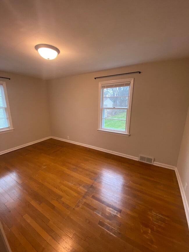 Building Photo - 8022 Lake Wood Dr
