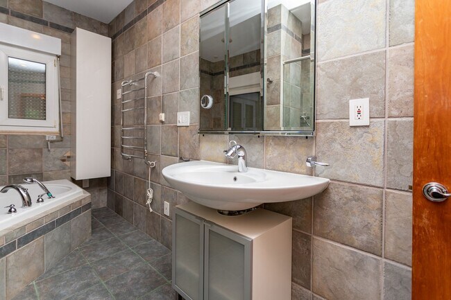 Building Photo - Charming 3-Bed, 2-Bath Home in Manitou Spr...