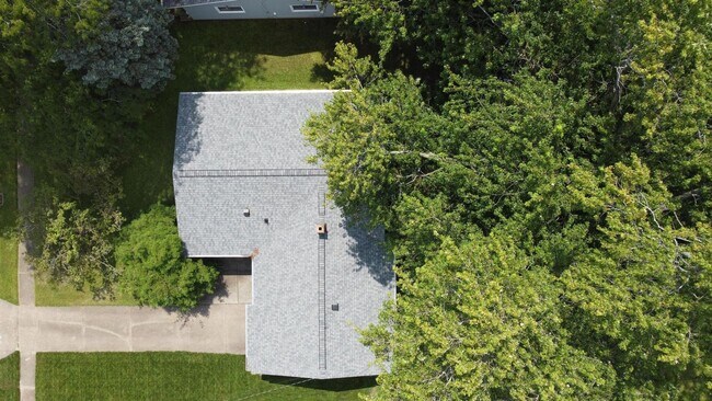 Building Photo - 2825 Hinde Ave