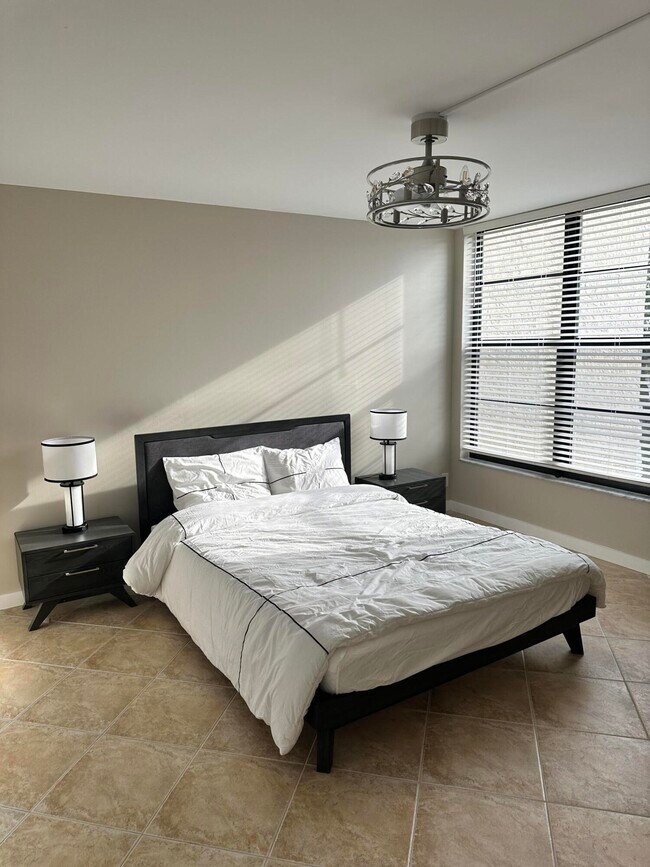 Building Photo - 22 E Royal Palm Rd