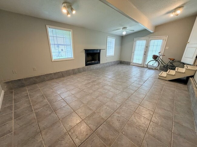 Building Photo - Updated 2 bedroom/1.5 bathroom home in Lake Charles with a large bonus room!