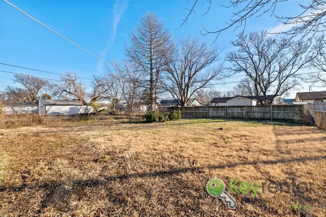 Building Photo - 3 Bedroom 2 Bathroom Family Ready Home