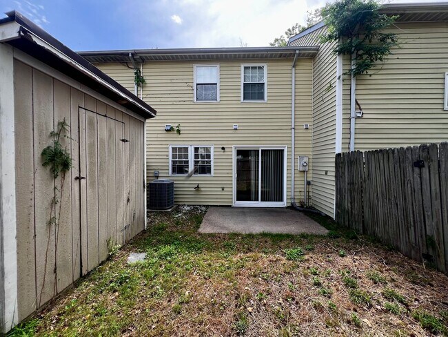 Building Photo - Charming Townhome in the Heart of Virginia Beach