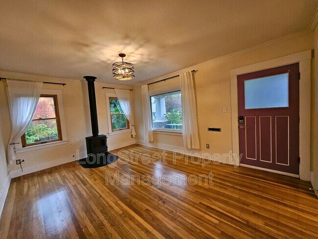 Building Photo - 636 N Shaver St