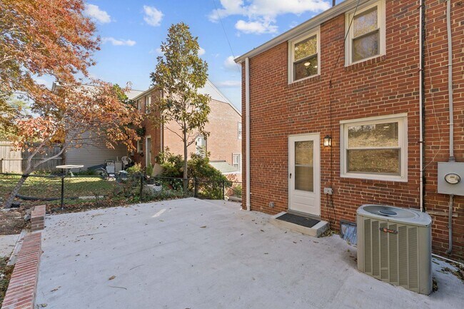 Building Photo - Charming and inviting two-bedroom home in an unbeatable location.