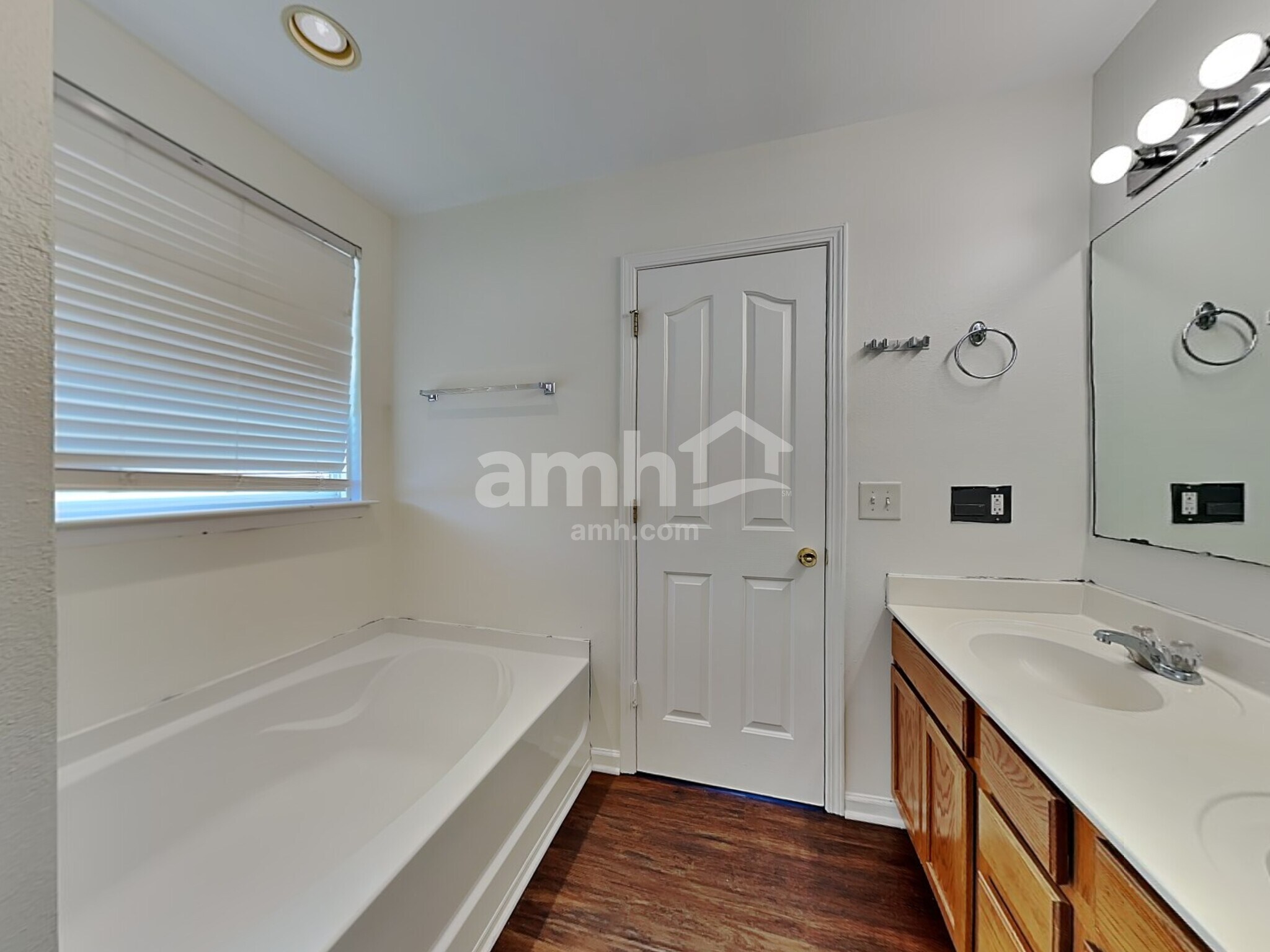Building Photo - 2526 Ingleside Dr