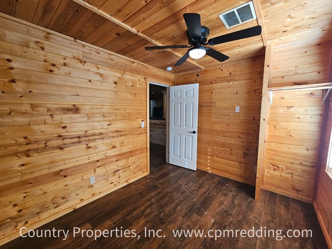 Building Photo - Country Living with 4 Bedrooms plus an Office!