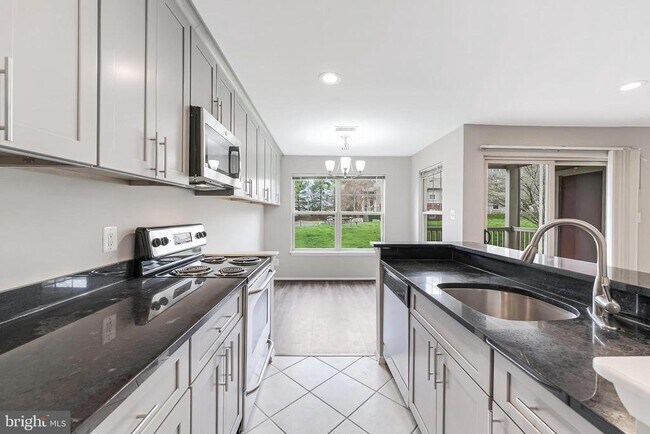 Building Photo - 1719 Ascot Way