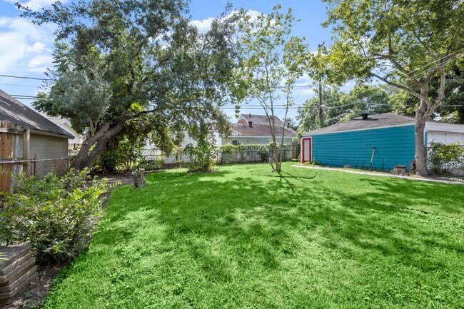 Building Photo - 6438 Pinehurst Dr