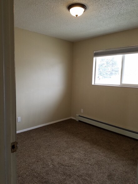 Building Photo - 215 River View Dr