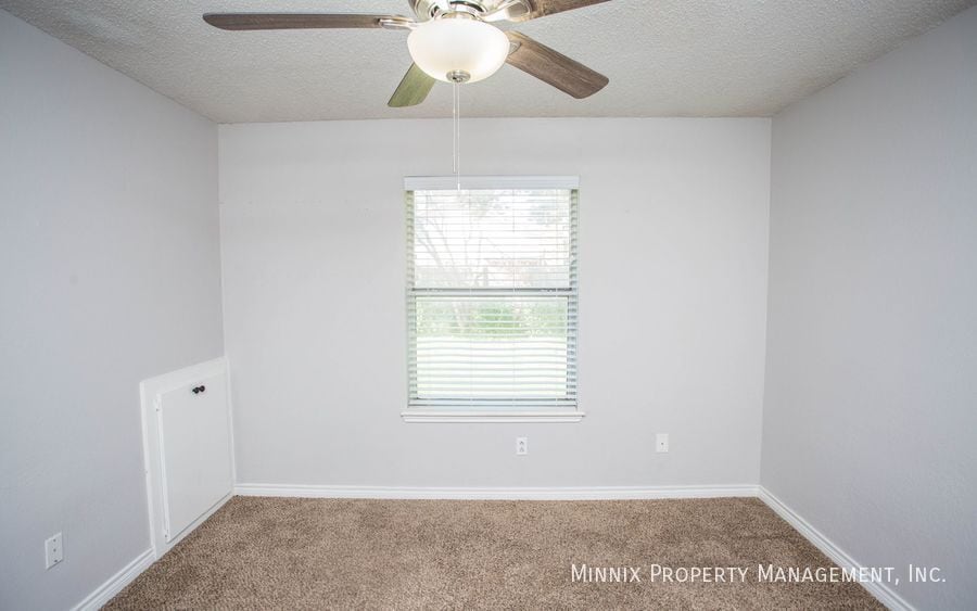 Building Photo - 6125 8th Dr