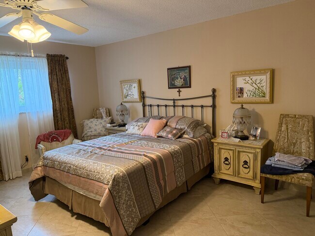 Building Photo - 701 Lori Dr