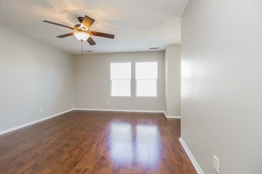 Building Photo - 2735 Sutherland Dr