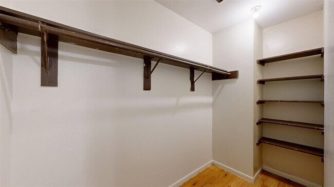 Building Photo - 725 Peppertree Dr