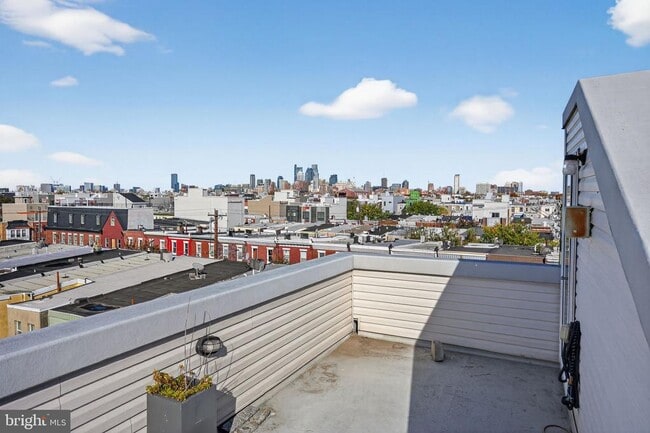 Building Photo - 419 Emily St