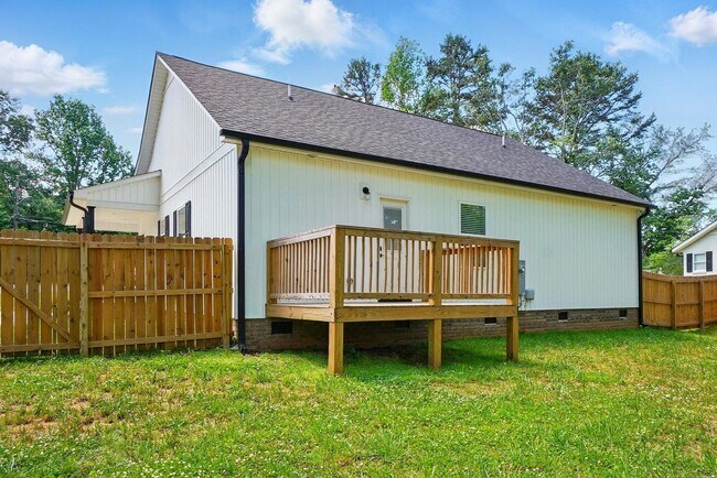 Building Photo - Mount Holly 3 Bedroom Ranch w/ Fenced in B...