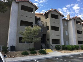 Building Photo - Beautiful 1 Bedroom 1 Bath Condo in Guard Gated Community!!