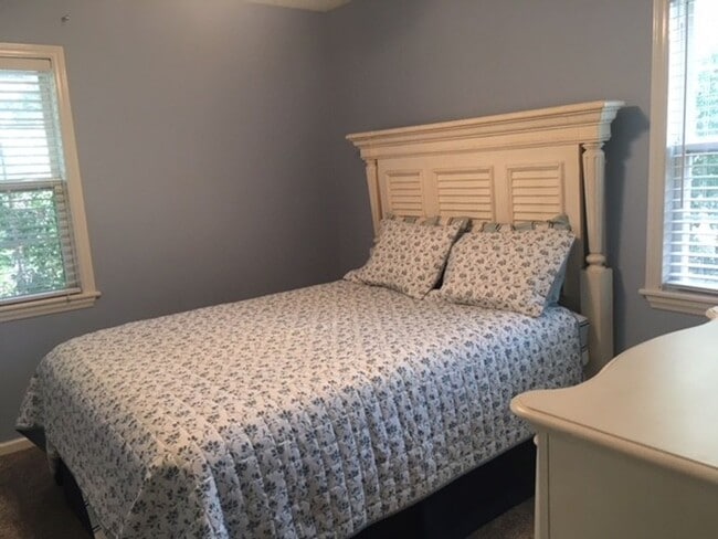 Building Photo - 422 Holly St