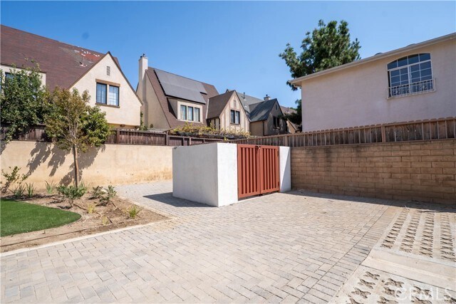 Building Photo - 9246 Cedros Ave