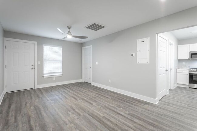 Building Photo - 5 Meadowbrook Dr W