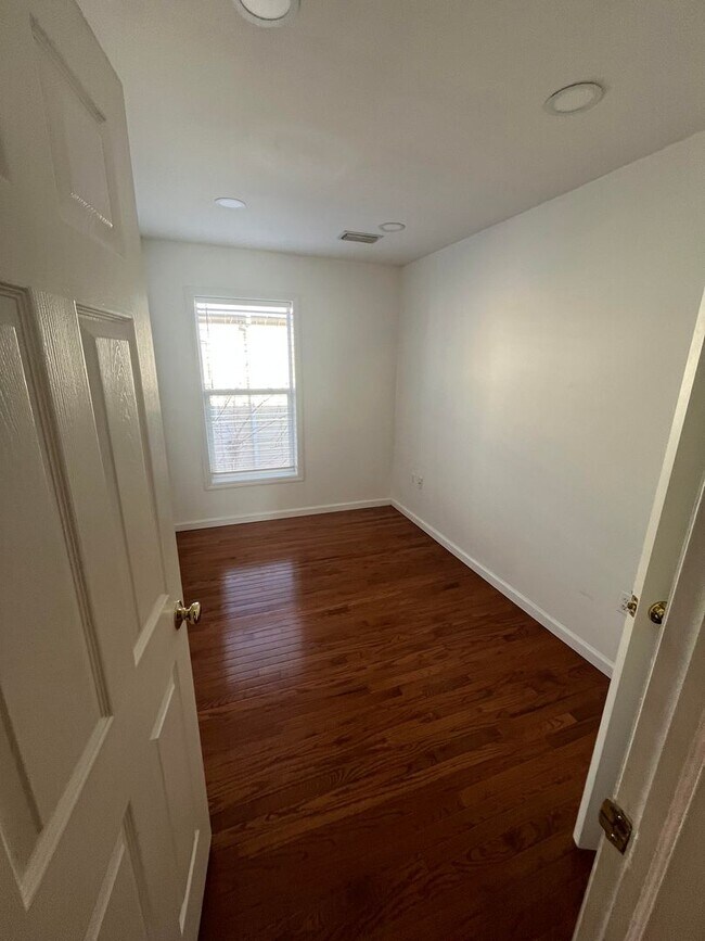 Building Photo - Beautifully Renovated 4 Bedroom | 3.5 Bathroom Home – Modern Finishes & Spacious Layout