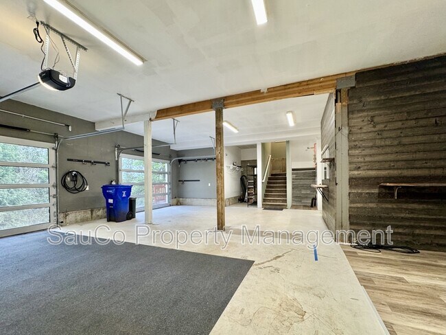 Building Photo - 6420 SE Mabel Ave