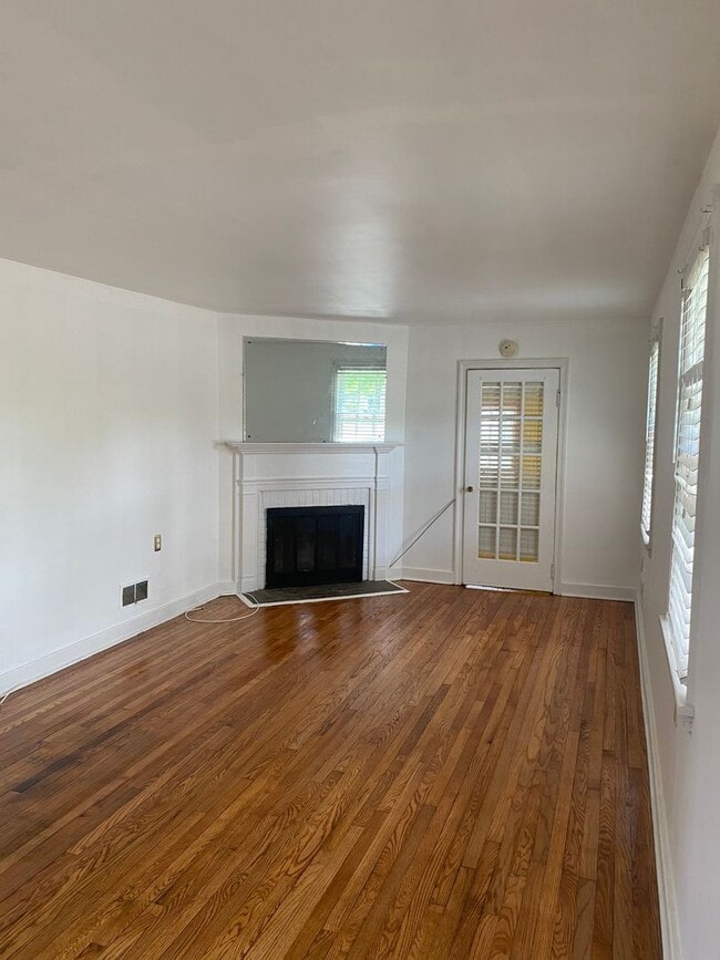 Building Photo - Adorable Capecod 4 bdrm/1.5 bath Home w/Office Located on Monument Ave. Near Willow Lawn!