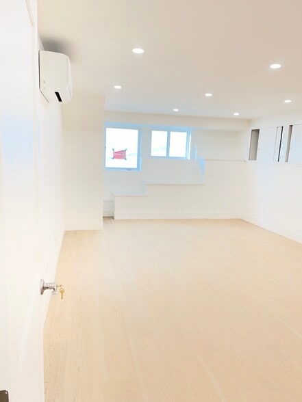 Building Photo - 633 Rocca Ave