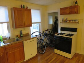 Building Photo - 197R Elm St