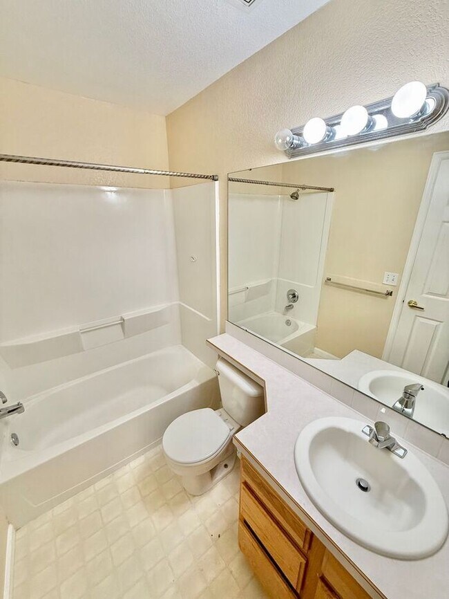Building Photo - 3 Bedroom 2.5 Bath Townhome with 1 car gar...