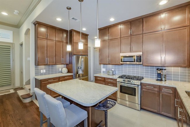 Building Photo - 1523 Woodbend Park W