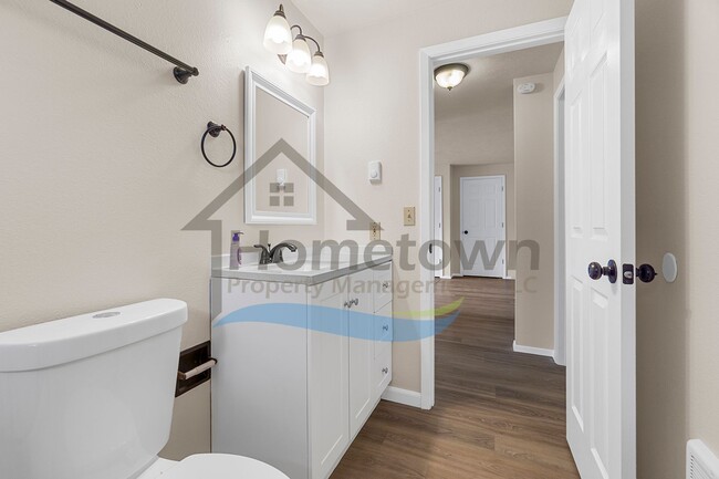 Building Photo - 2 Bedroom 1 Bath Home with Attached Garage...
