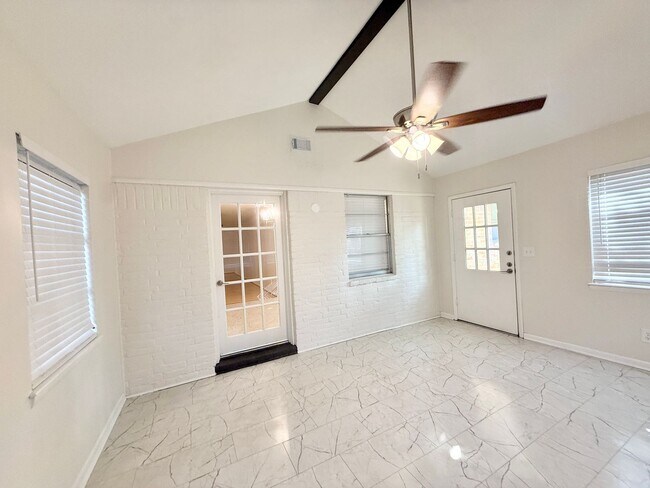 Building Photo - Elegant 3/2/2 home in Maplewood near Meyer...