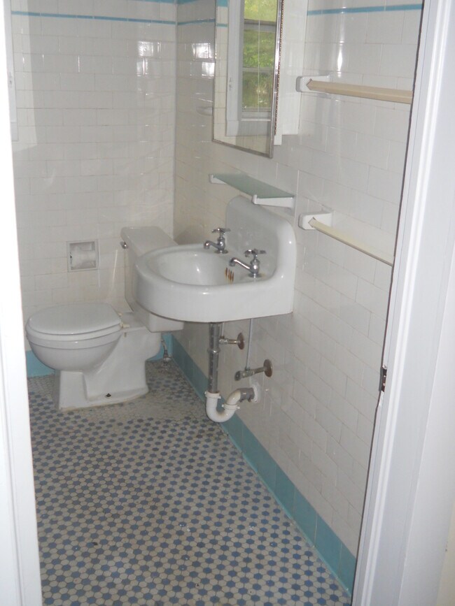 Building Photo - HOLLR0220